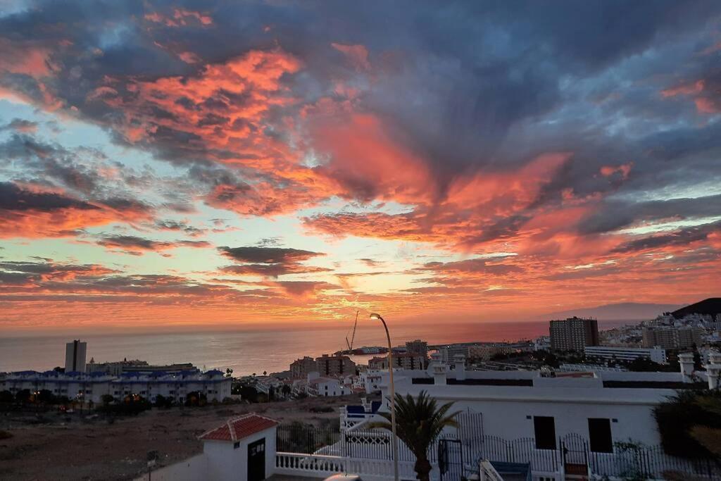 Holiday Apartments Oasis Los Cristianos  Exterior photo